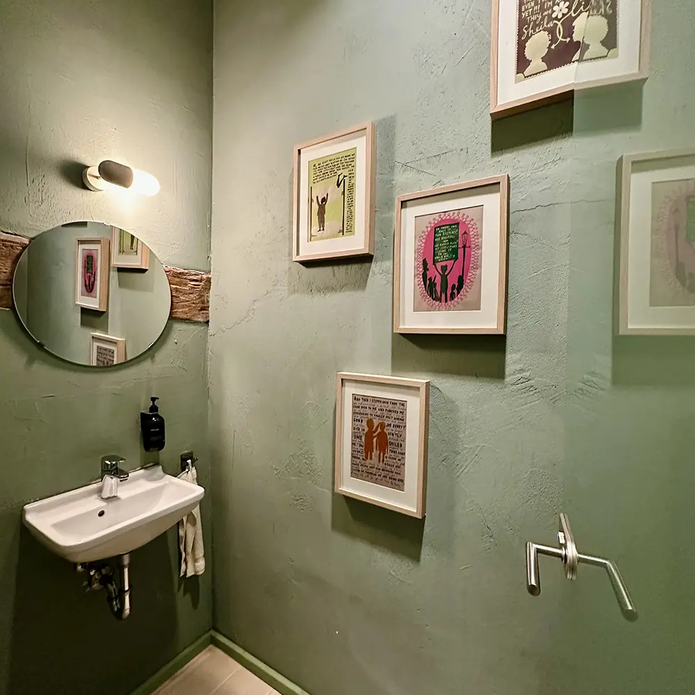 Landloft Ilse Ausstattung Kunstwerke im Badezimmer