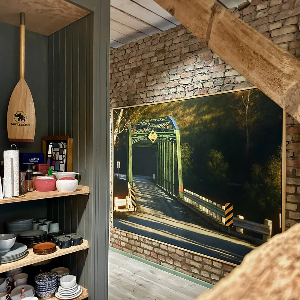 Landloft Ilse Ausstattung Blick auf Kunstwerk aus der Küche